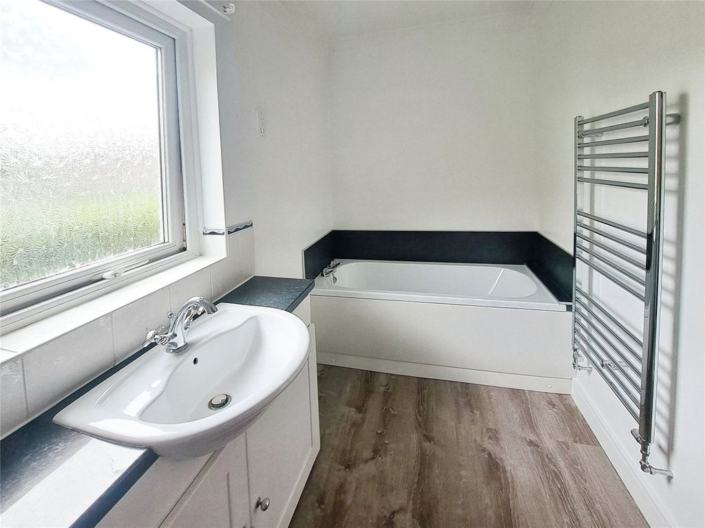 Property photo 3 of 10 Bathroom
