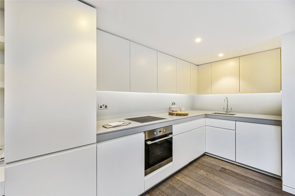 Property photo 3 of 11 Kitchen