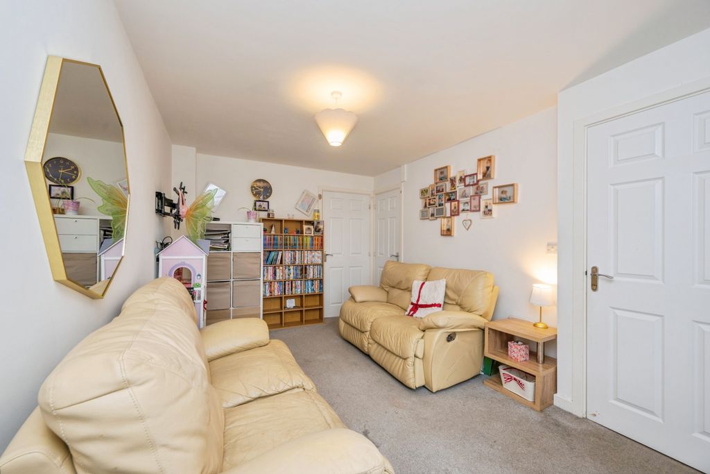 Property photo 3 of 17 Lounge