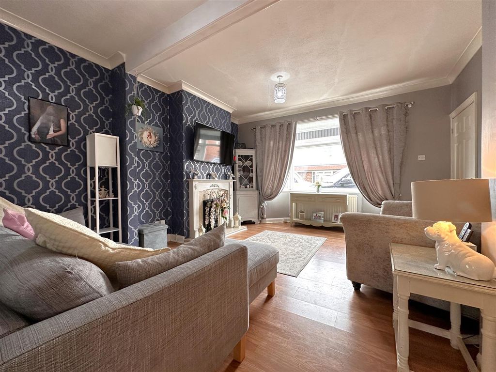 Property photo 2 of 17 Generous Bay-Fronted Lounge 424