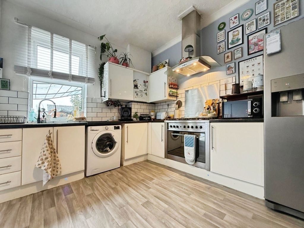Property photo 3 of 17 Pbox-Kitchen-325016.Jpg
