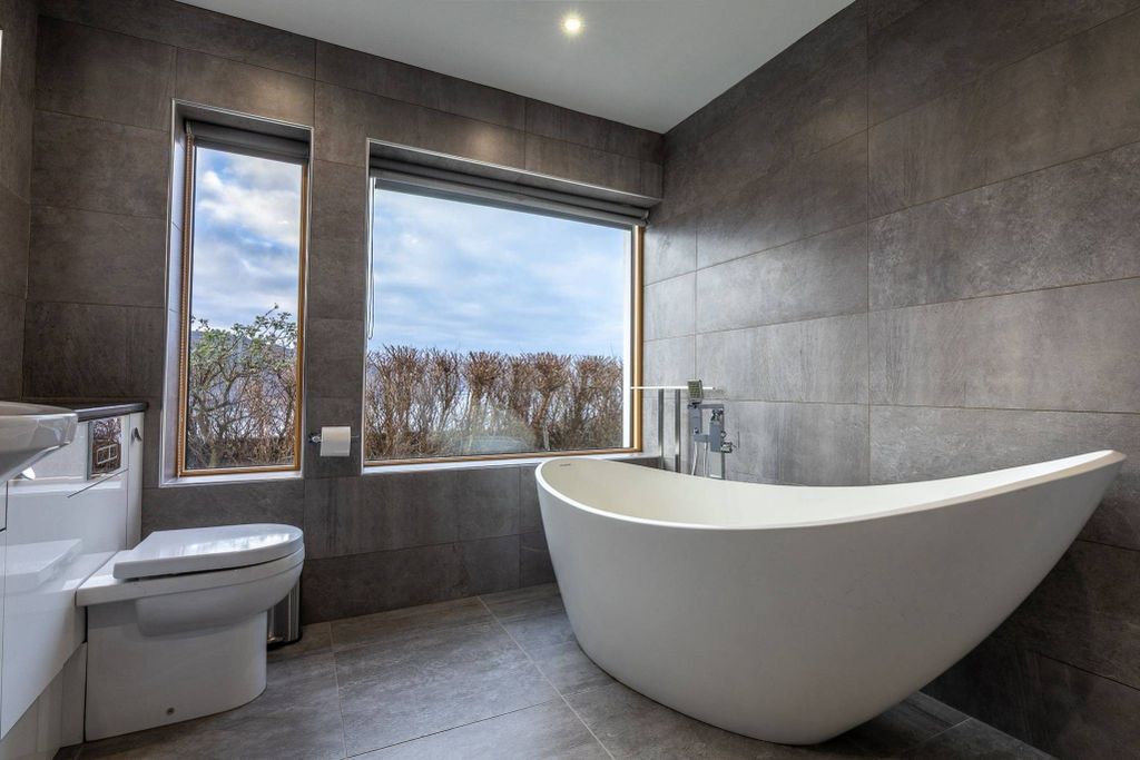 Property photo 3 of 28