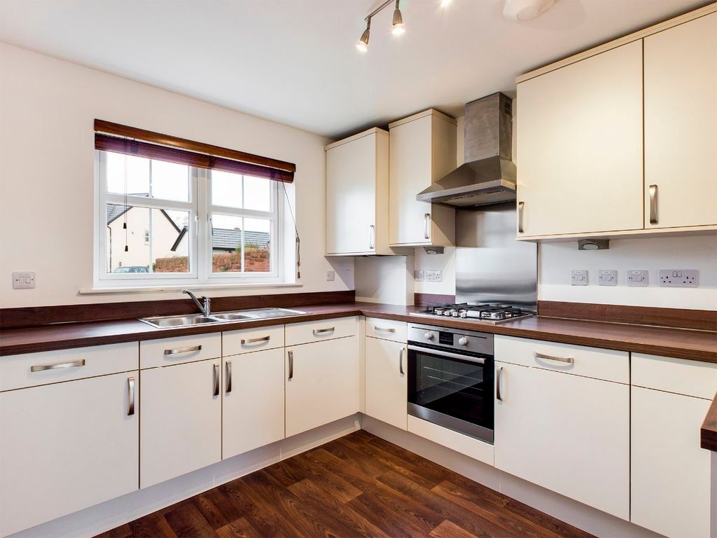 Property photo 3 of 10 Kitchen