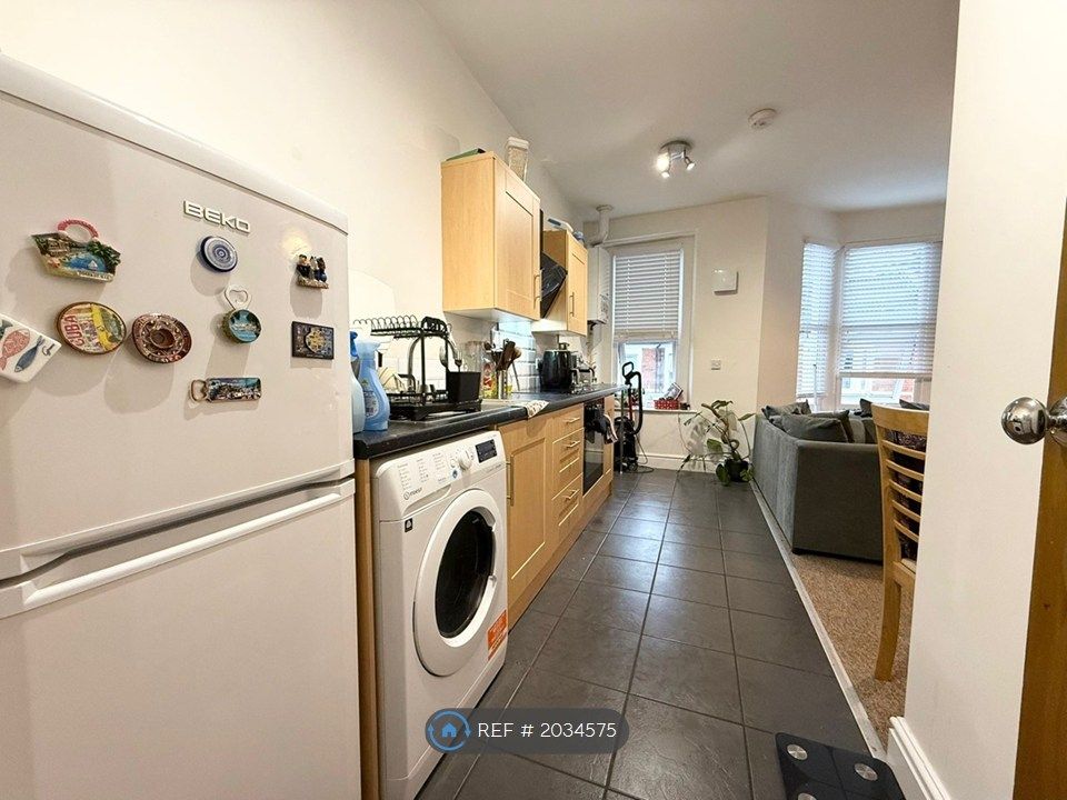 Property photo 3 of 10 Kitchen / Living