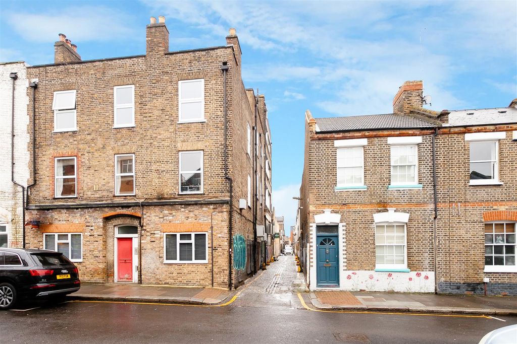 Property photo 1 of 11 Voss Street