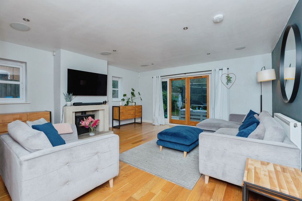 Property photo 3 of 20 Lounge