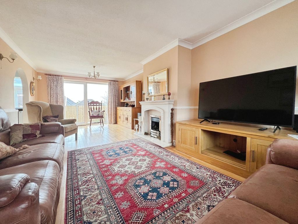 Property photo 2 of 34 Lounge