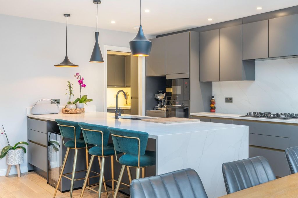 Property photo 3 of 21 Ardrossan Gardens (13).Jpg