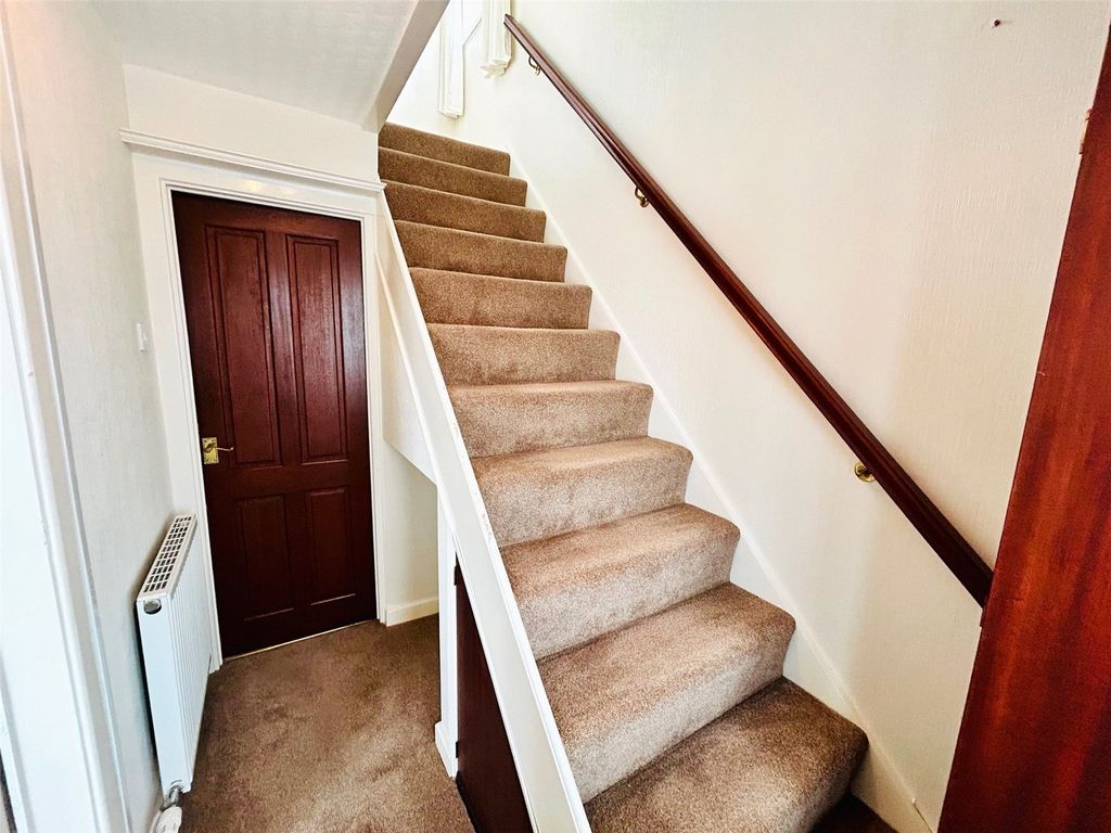 Property photo 2 of 21 Hallway