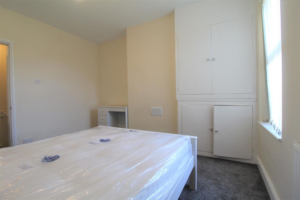 Property photo 2 of 16 9 Bedroom 2 (2).Jpg