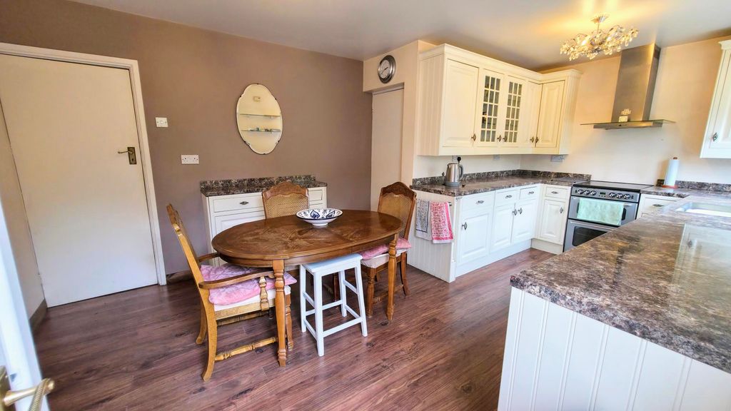 Property photo 3 of 31 Kitchen