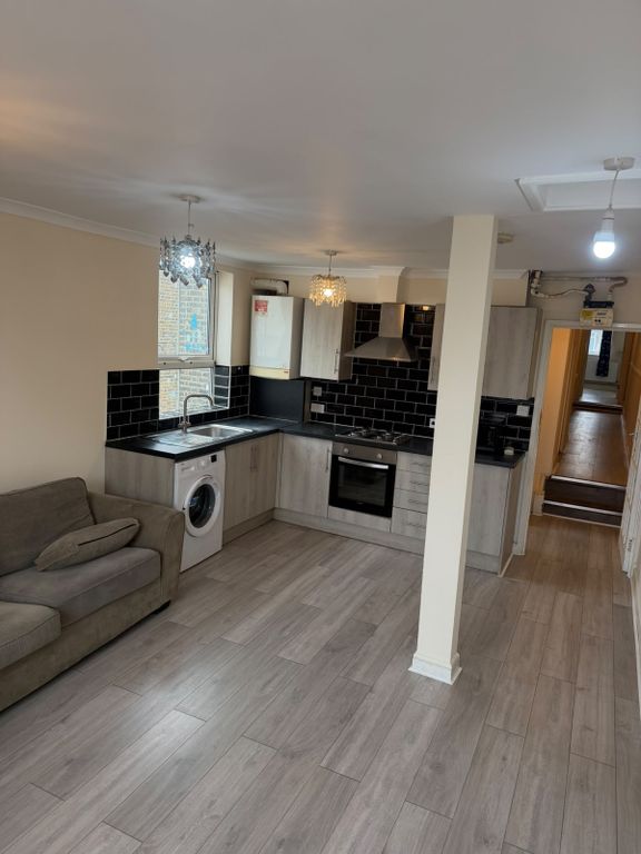 Property photo 1 of 11 4 Bed Flat To Rent High Road, Chadwell Heath Rm6
