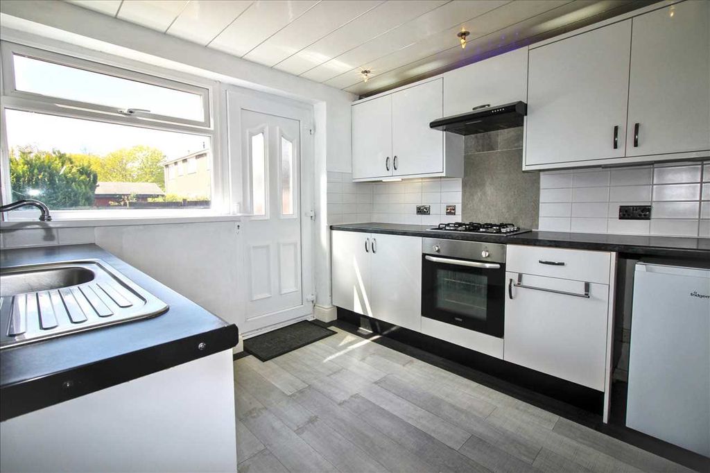 Property photo 3 of 7 Kitchen