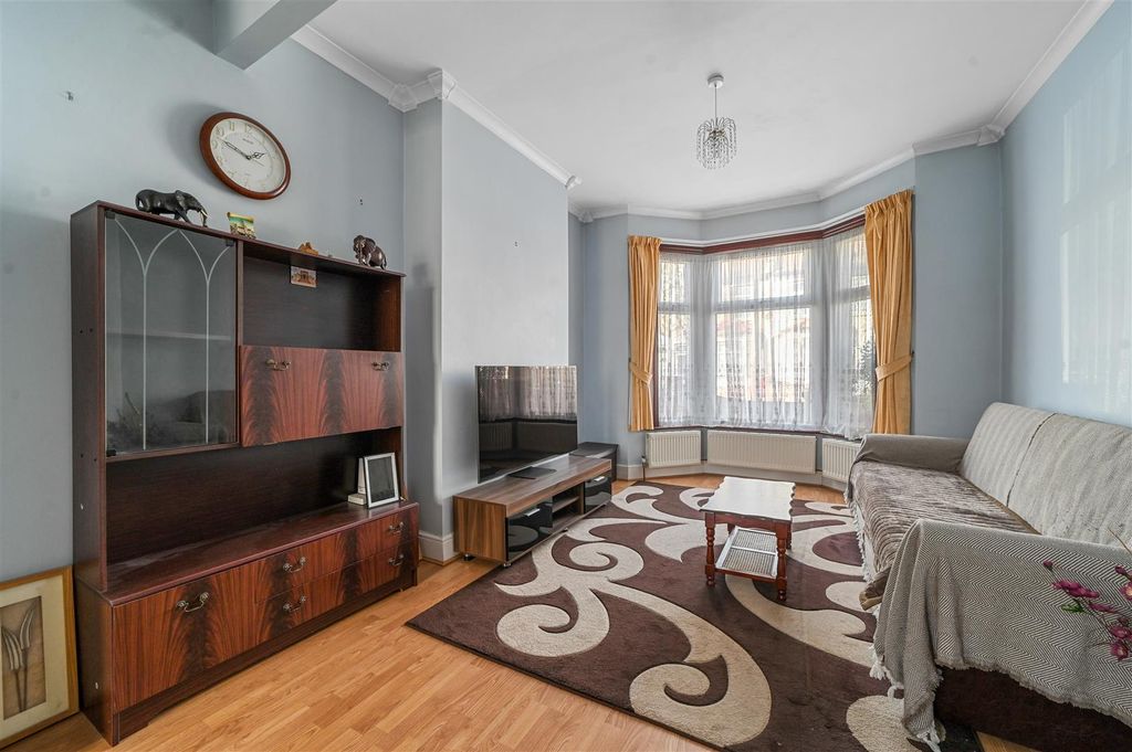 Property photo 2 of 24 Through Lounge