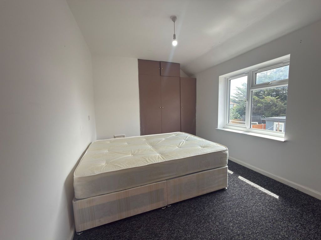 Property photo 1 of 7 One Bedroom With Seperate Living Room And Kitchen- £1400 Pcm