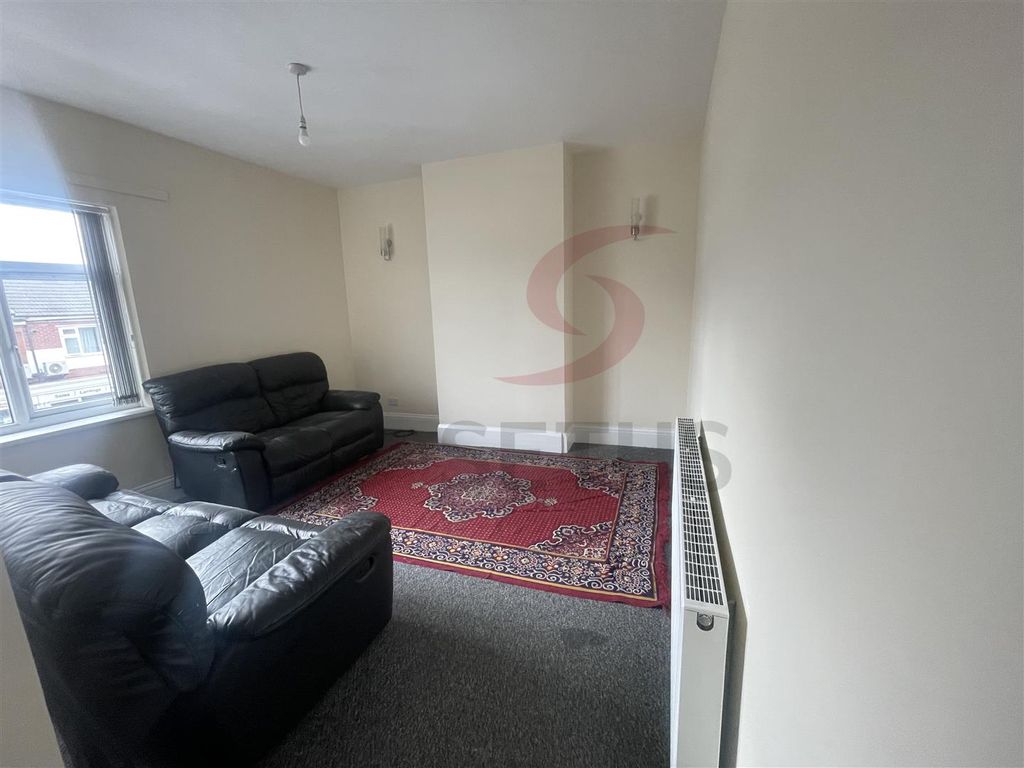 Property photo 3 of 12 Lounge