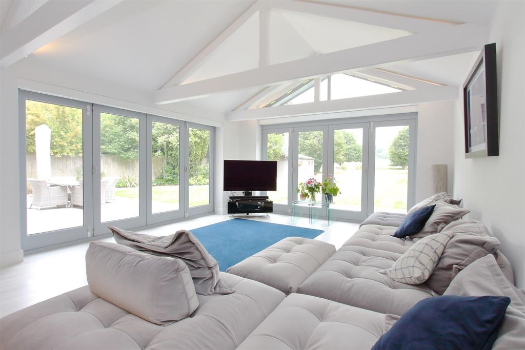 Property photo 2 of 18 Highfield House Ph25.Jpg