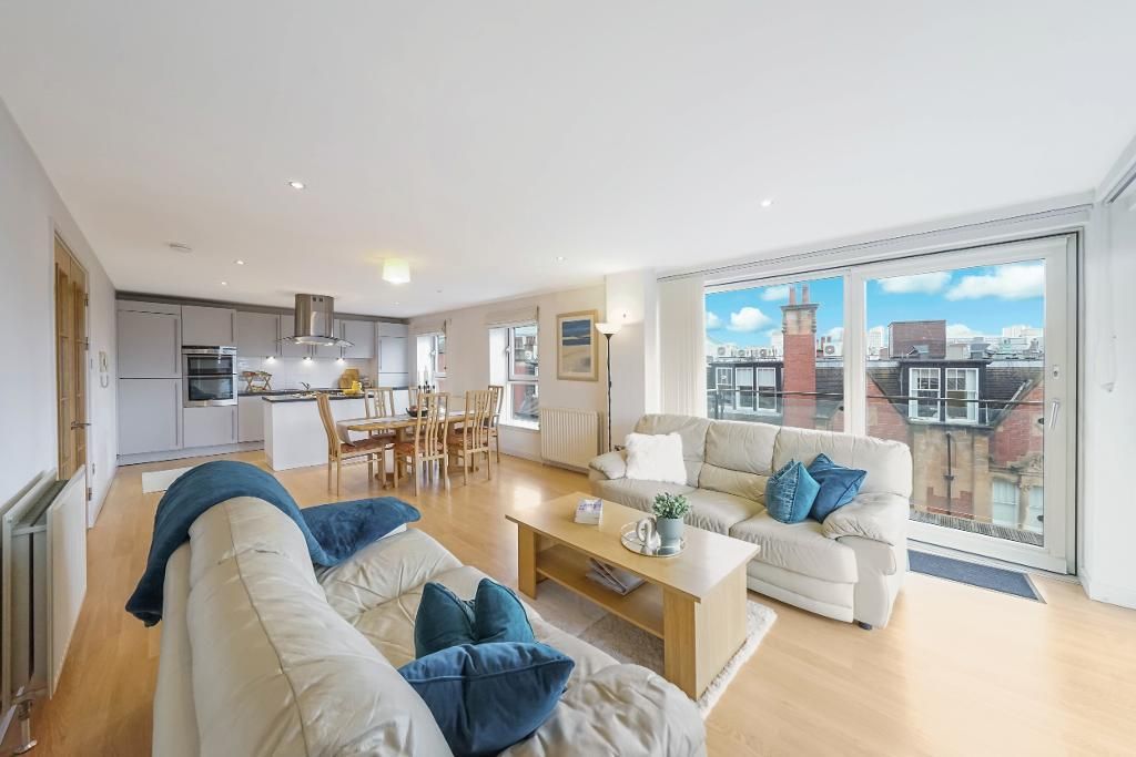 Property photo 2 of 20 Livingroom