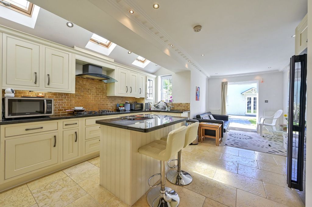 Property photo 1 of 28