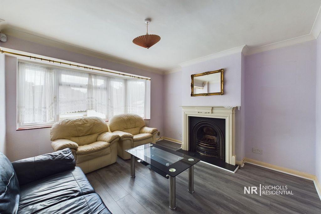 Property photo 3 of 16 Lounge