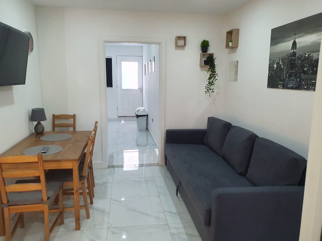 Property photo 1 of 11 2 Bedroom Ground Floor Flat