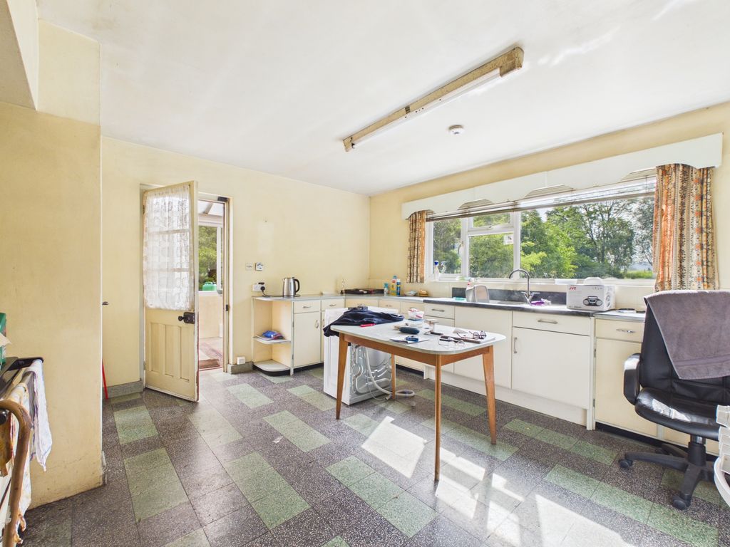 Property photo 2 of 25 Kitchen