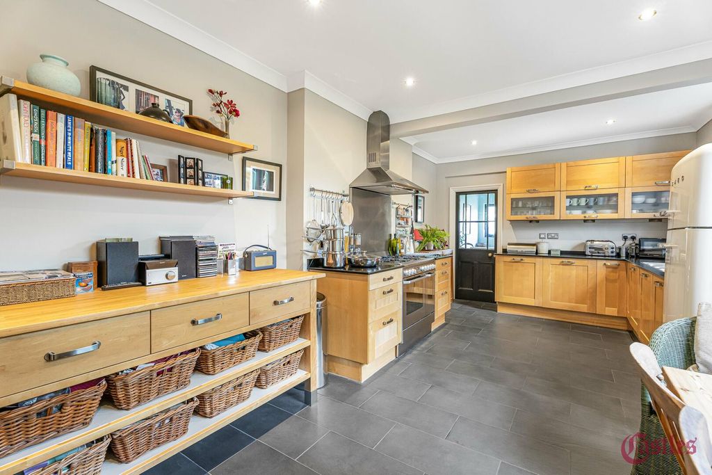 Property photo 3 of 17 Kitchen