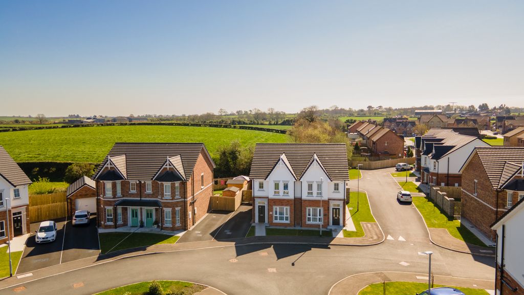 Property photo 2 of 42 001