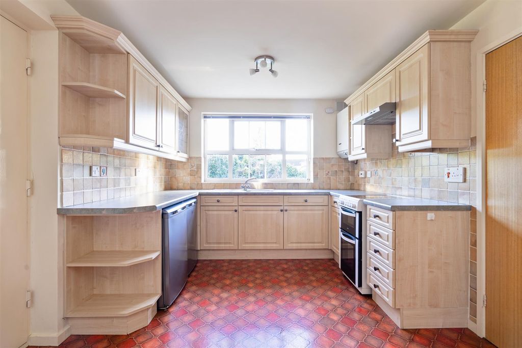 Property photo 2 of 12 20 Farnborough Drive_2.Jpg