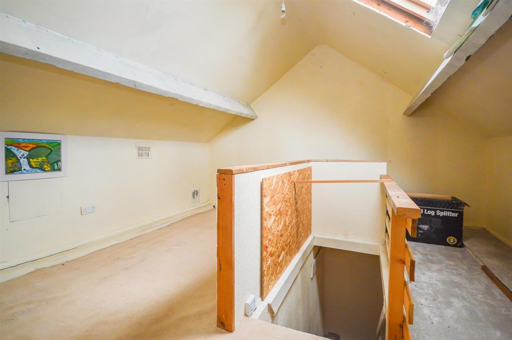 Property photo 2 of 9 Loft Room One