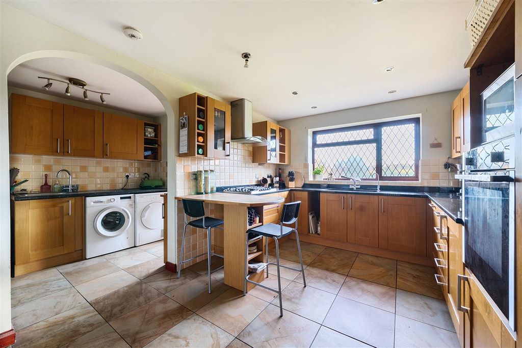 Property photo 3 of 22 1382612-13-691F631A15970-Arw-1.Jpg