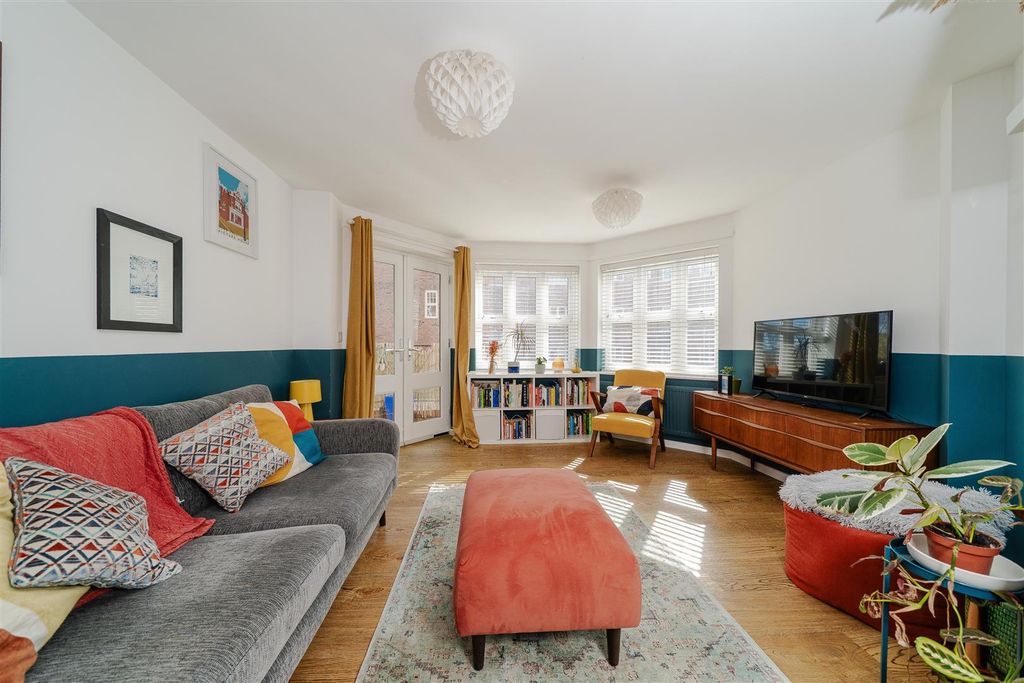 Property photo 2 of 17 Lounge