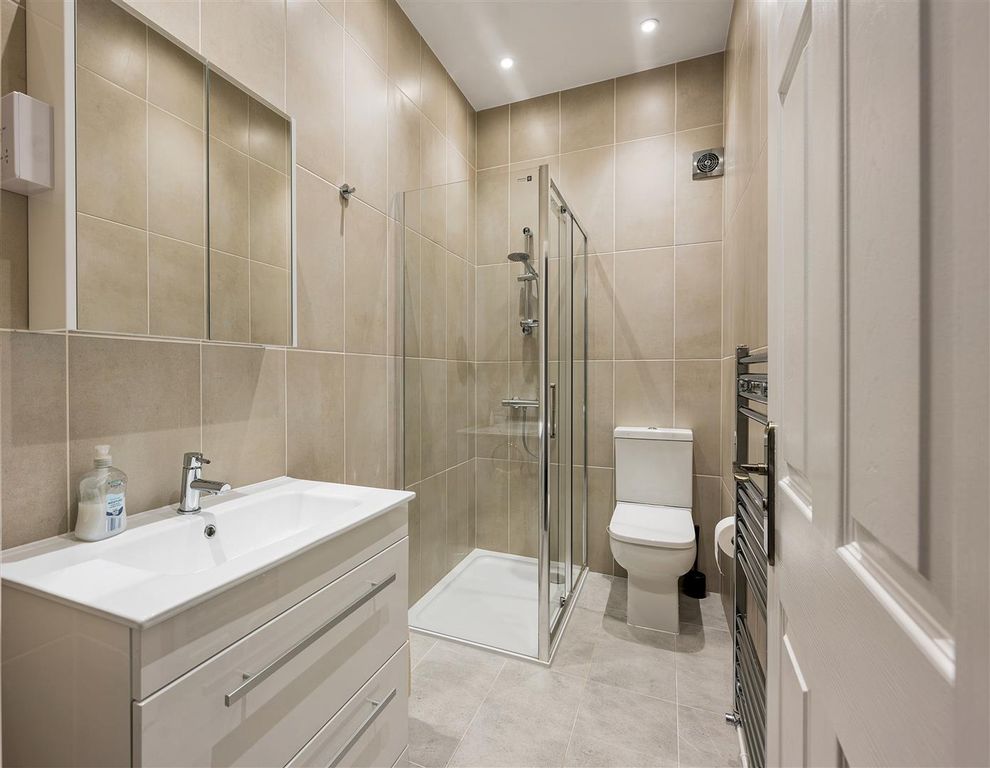 Property photo 3 of 20 High Road, Ig8