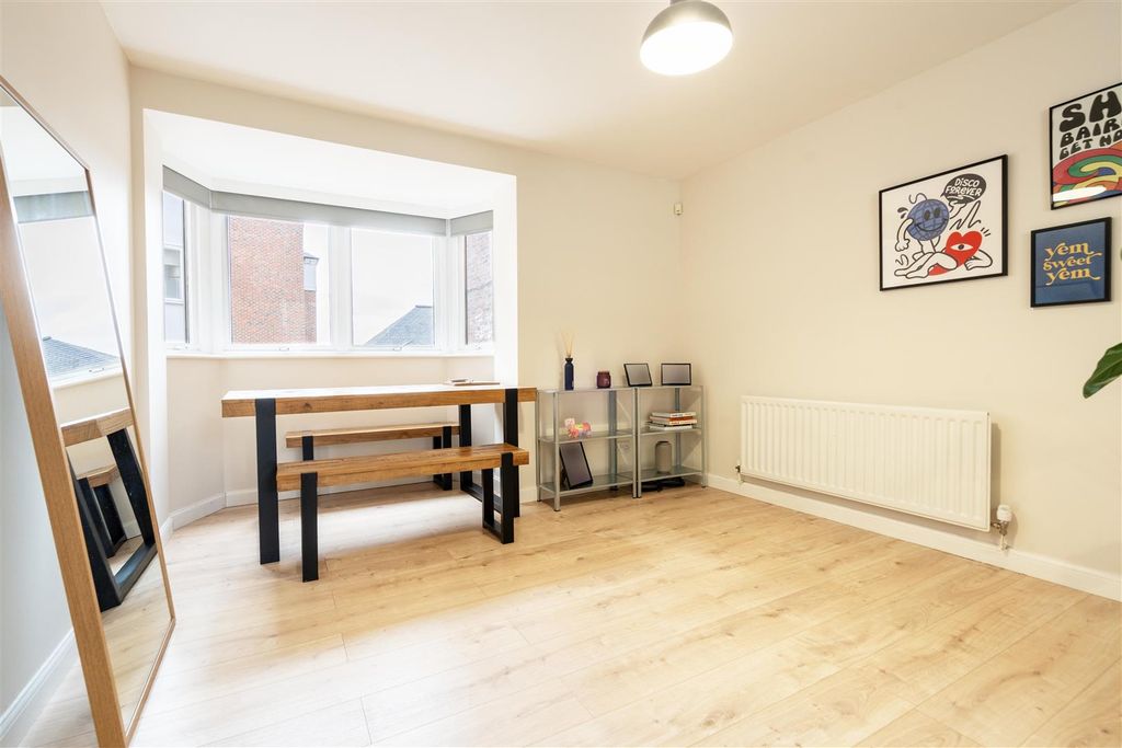 Property photo 3 of 7 Living Room