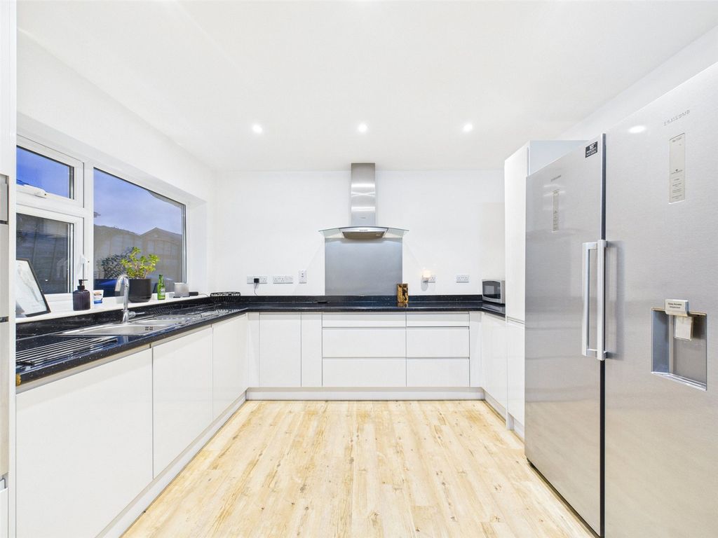 Property photo 3 of 23 Kitchen