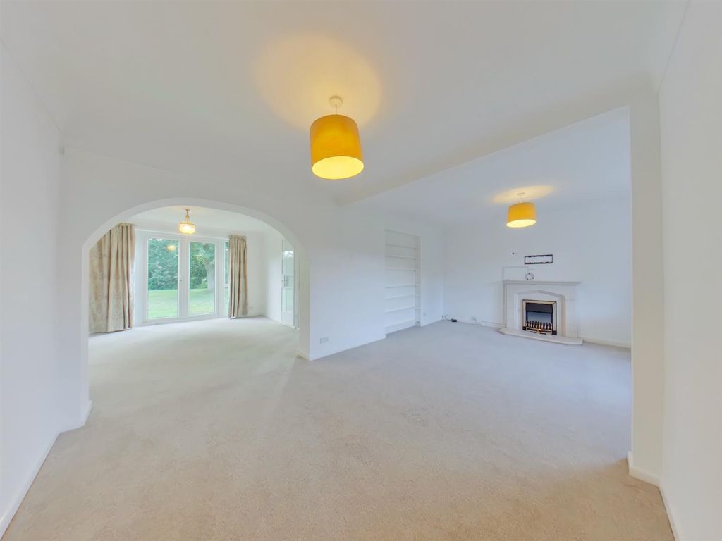 Property photo 3 of 17 Lounge