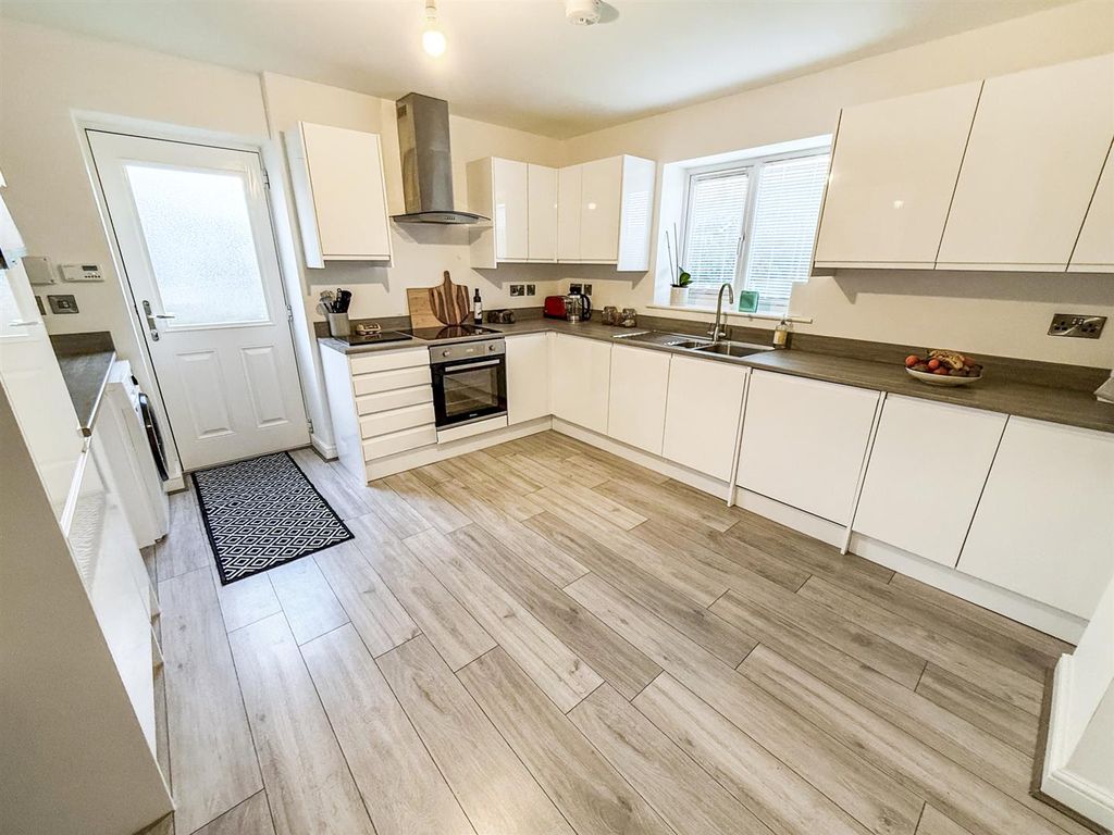 Property photo 2 of 18 Kitchen/Breakfast Room