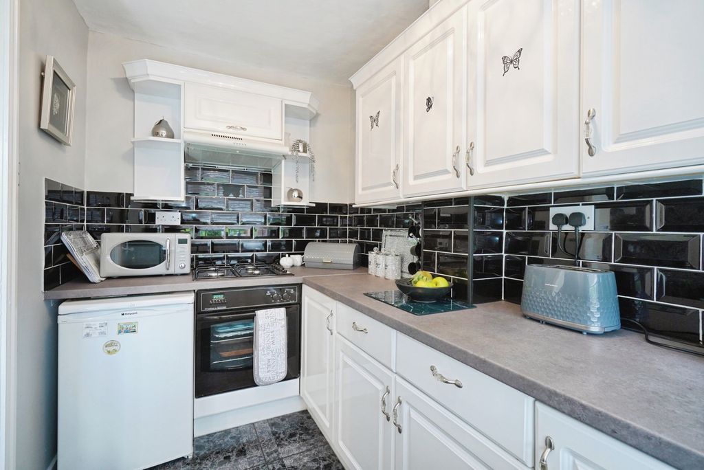 Property photo 3 of 19 Kitchen