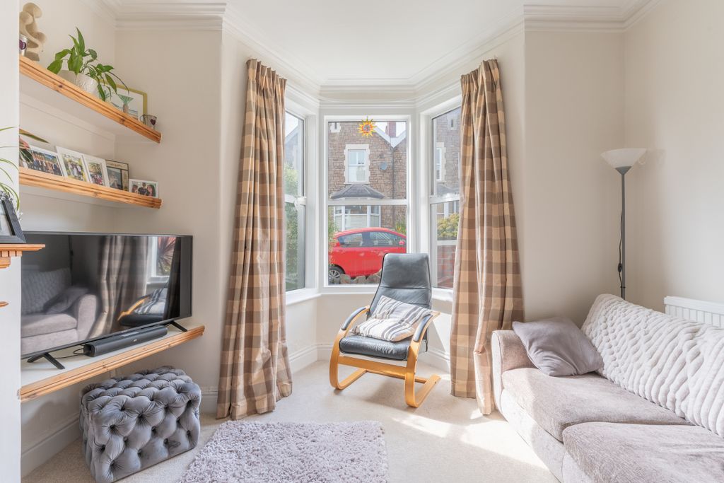 Property photo 3 of 18 6 Combe Avenue-10