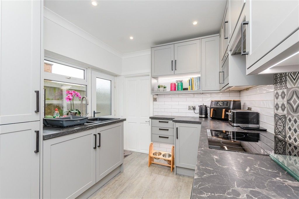 Property photo 3 of 10 Kitchen