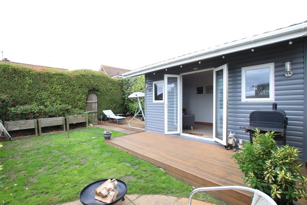 Property photo 3 of 18 Garden Room.Jpg