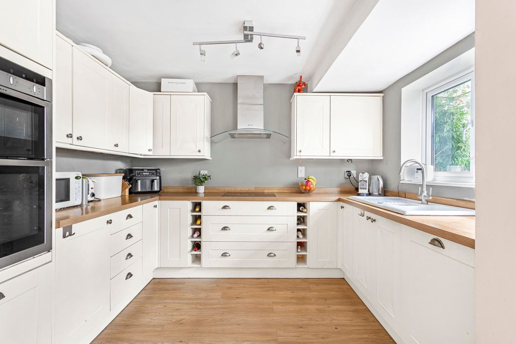 Property photo 3 of 14 Kitchen