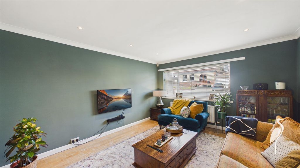 Property photo 2 of 51 Lounge