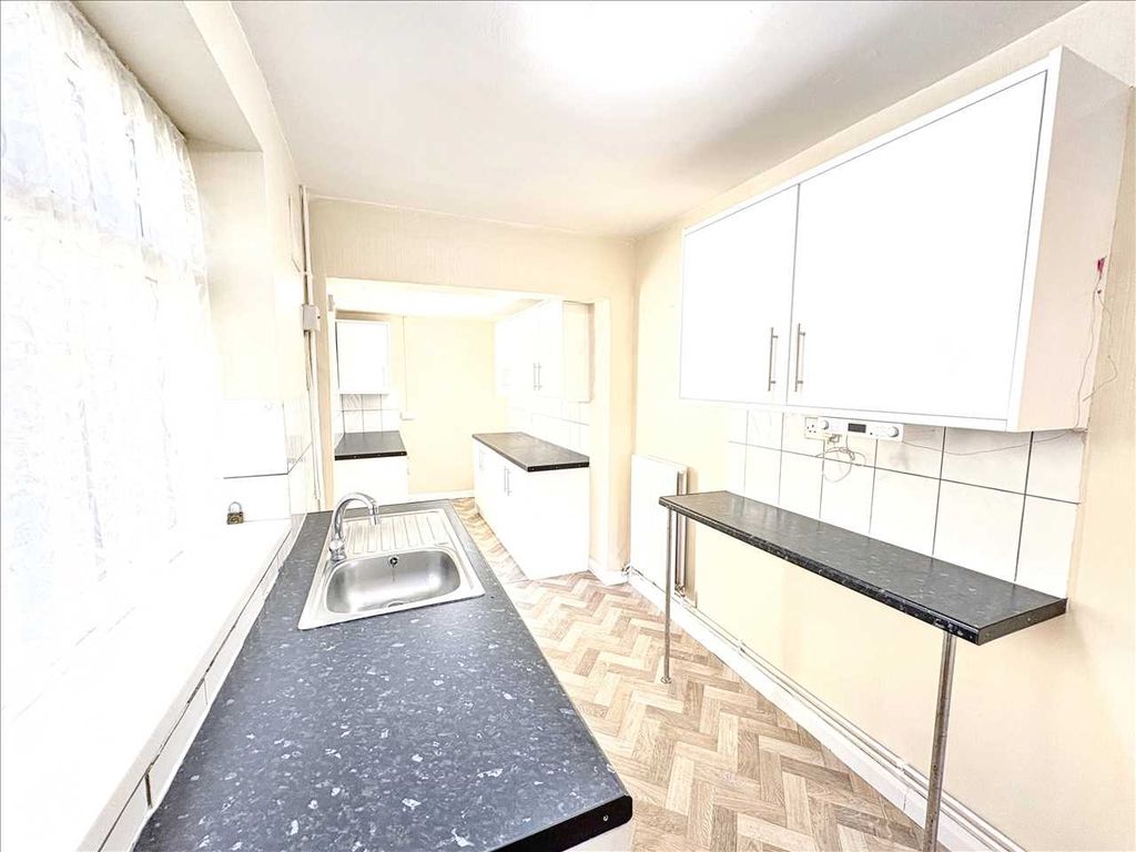 Property photo 2 of 25 Kitchen