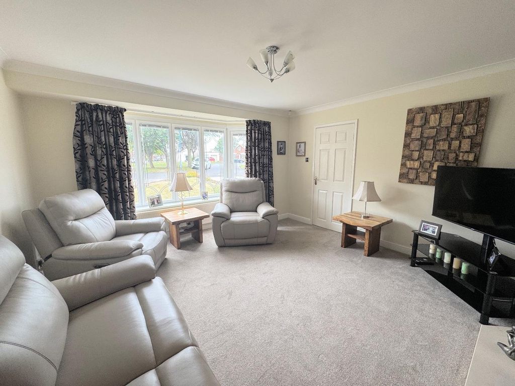 Property photo 3 of 15 Lounge