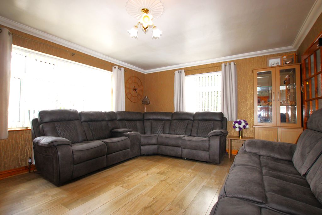 Property photo 3 of 19 Lounge Area