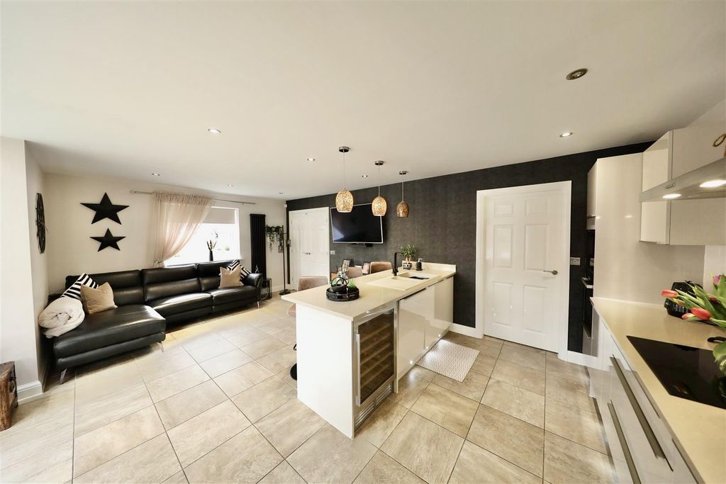 Property photo 2 of 24 Kitchen Diner