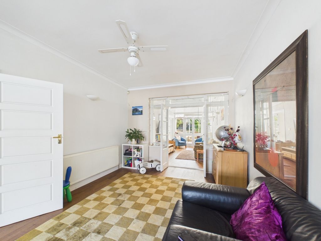 Property photo 3 of 16 Cam03750G0-Pr0108-Still003
