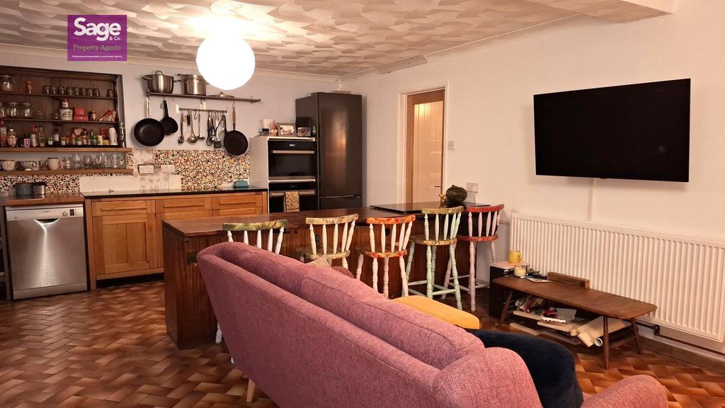 Property photo 2 of 31