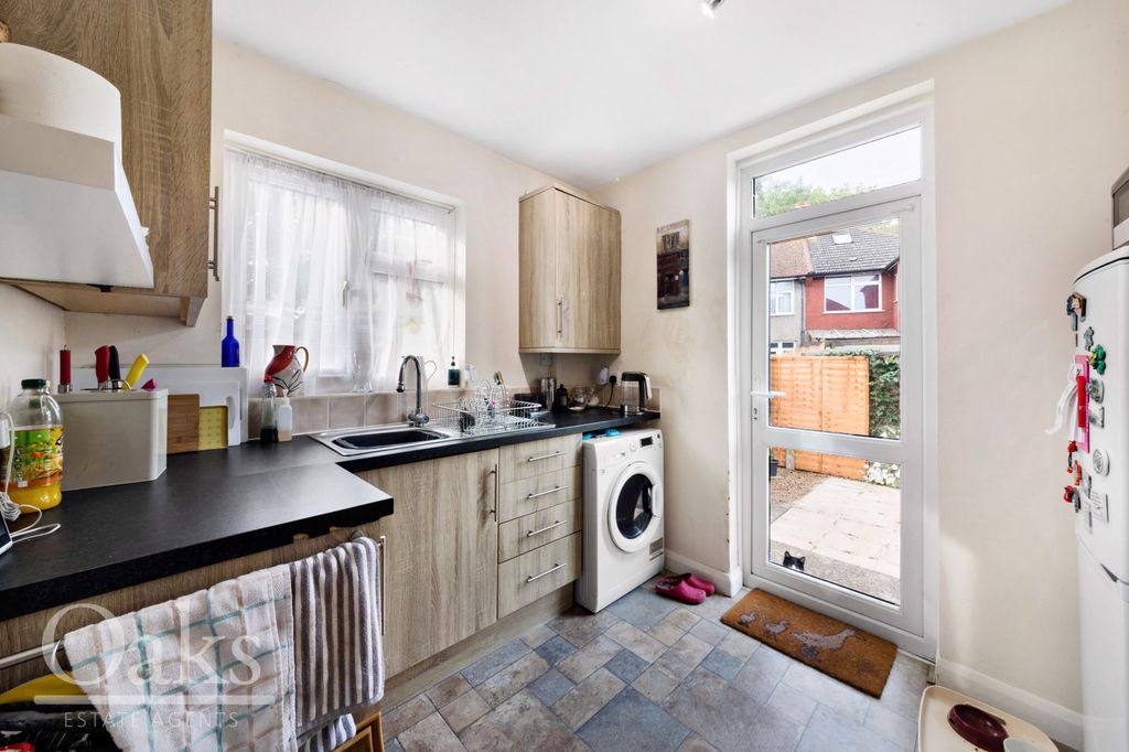 Property photo 3 of 9 Kitchen